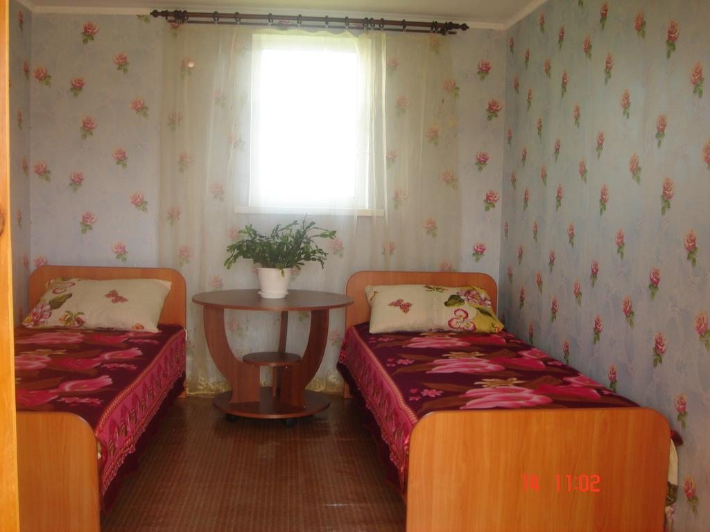 Номер (Односпальная кровать в  женском общем номере) гостевого дома Гостиный Двор Ольхонский, Хужир