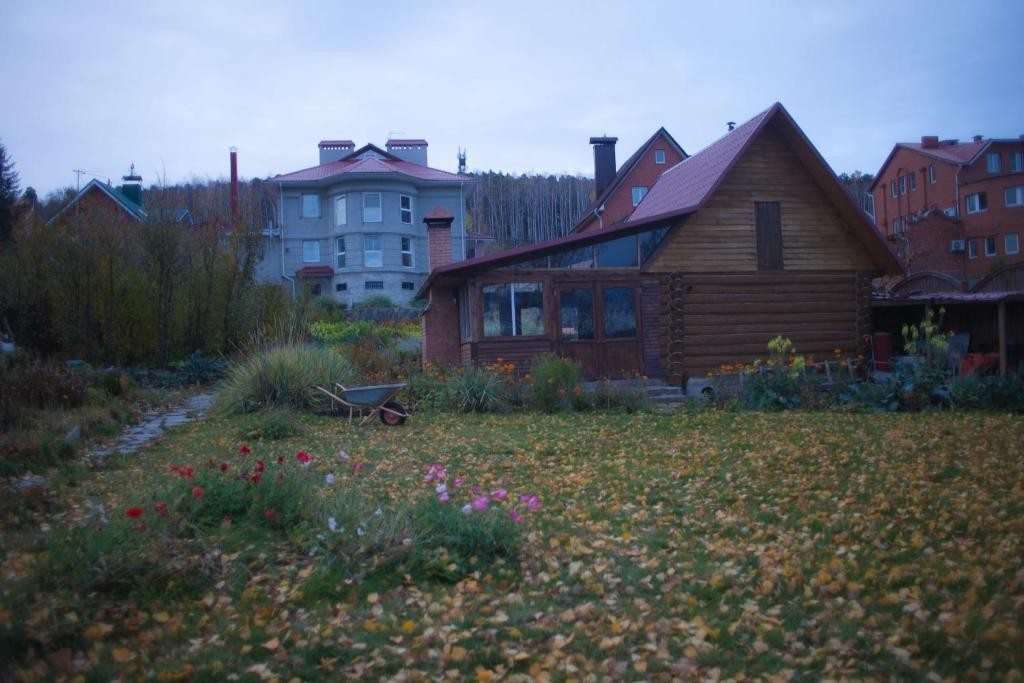 Домик у озера челябинская область. Дом у озера Челябинская область. Дом у озера Тургояк. Дом у озера ГП Витязь Чоктал. Озеро Тургояк снять домик.