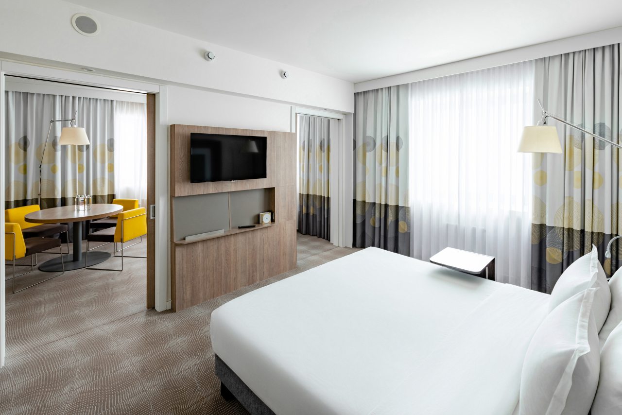 Сюит (Номер Люкс - с двуспальной кроватью), Отель Novotel Москва Киевская