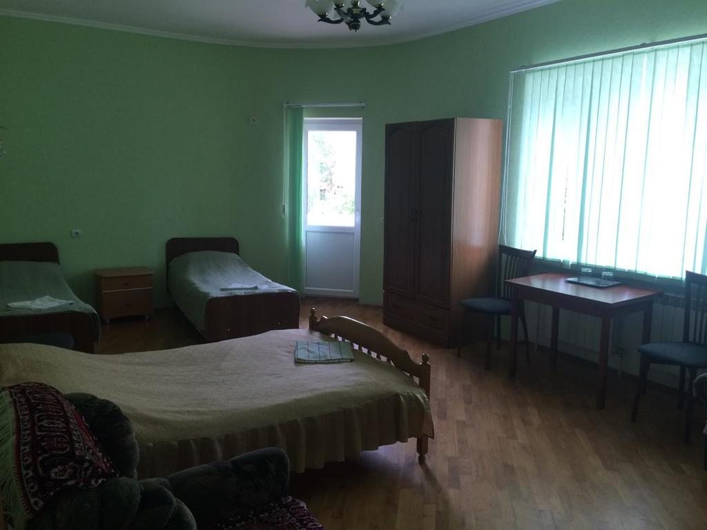 Четырехместный (Четырехместный номер с балконом) мотеля на Ворошилова, Апшеронск