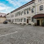 Требуется предварительный заказ, Гостиница Берисон Камала