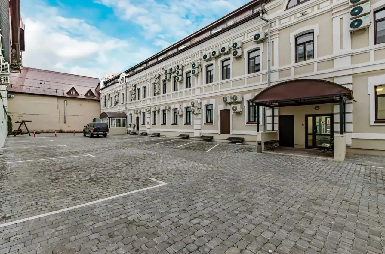 Требуется предварительный заказ, Гостиница Берисон Камала