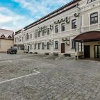 Требуется предварительный заказ, Гостиница Берисон Камала