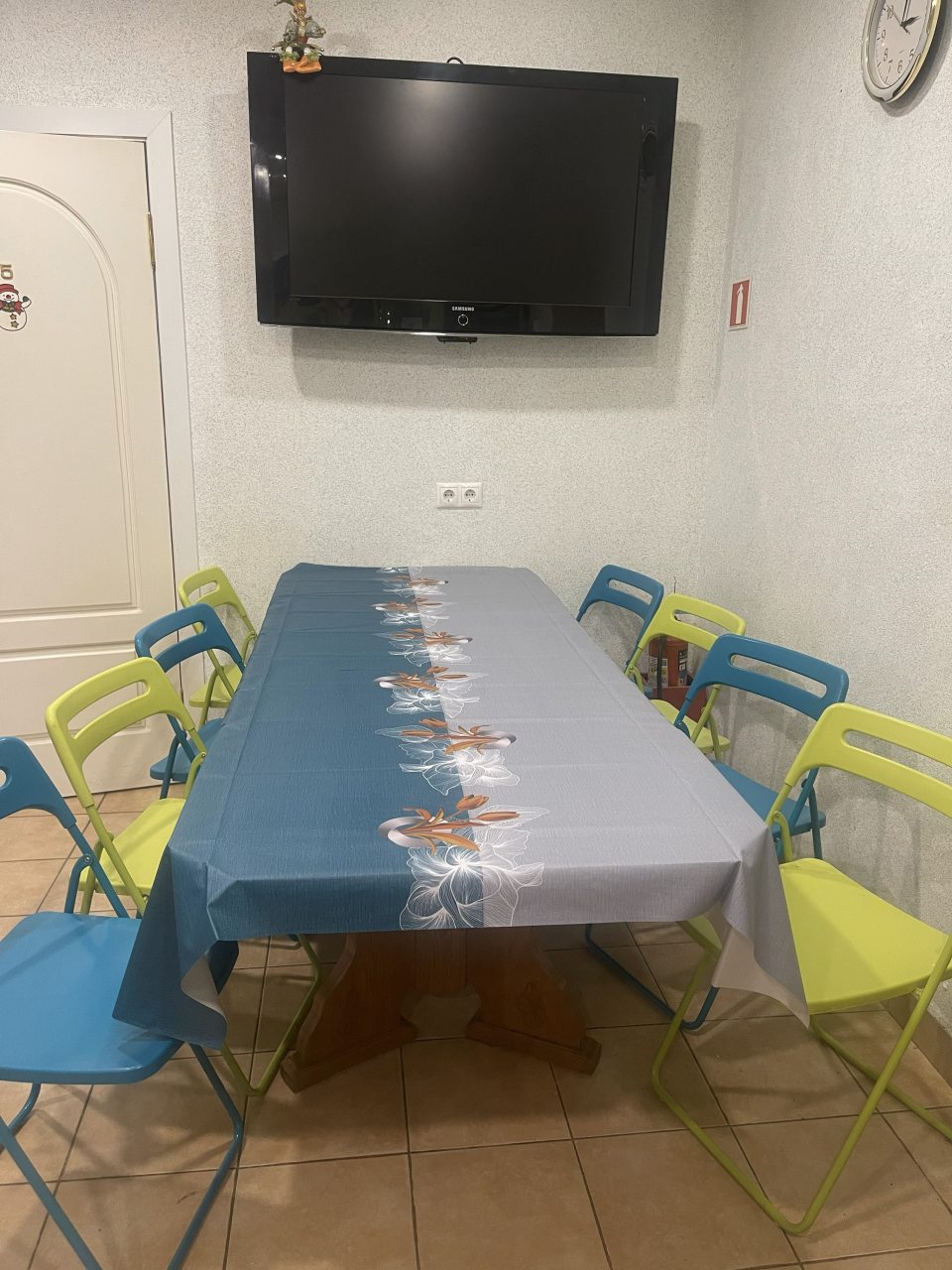 Стол на общей кухне