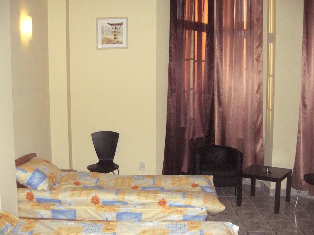 Двухместный (Улучшенный двухместный номер с 2 отдельными кроватями) гостевого дома Дом Хиллз, Казань