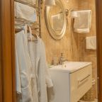 Семейный (Семейный номер с двуспальной кроватью и раскладным двуспальным диваном), Арт-отель Скворечник