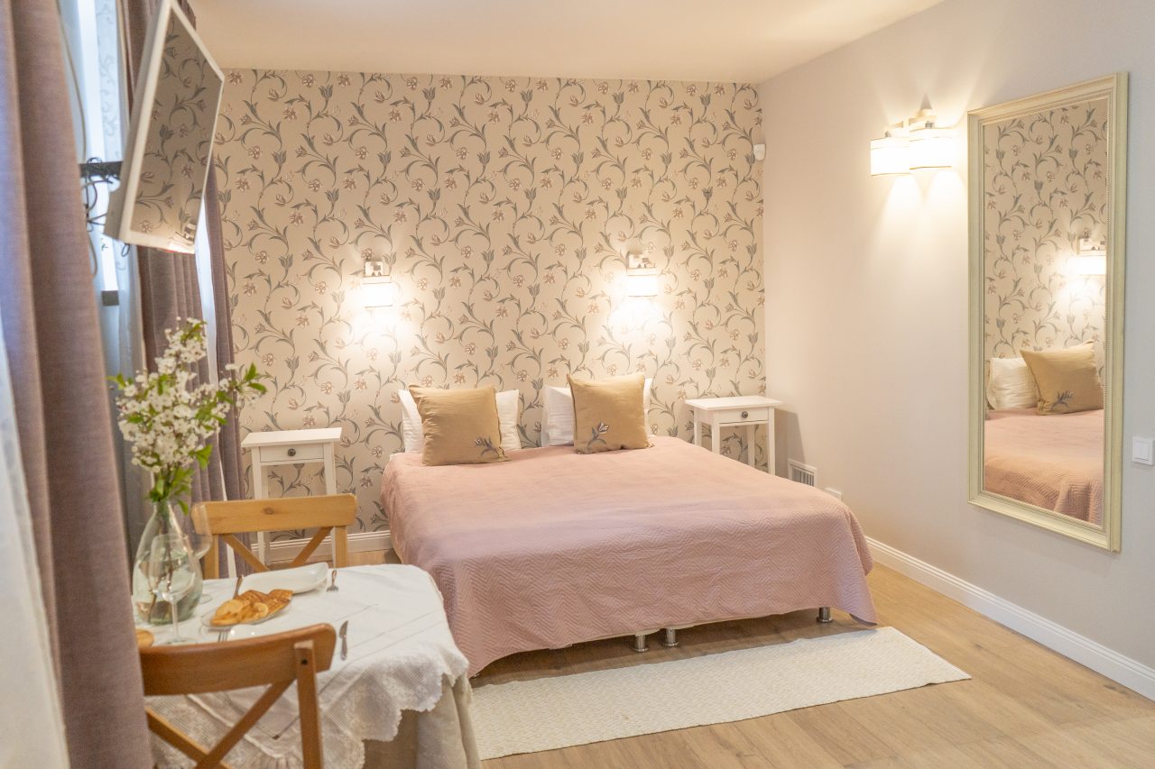 Семейный (Семейный номер с двуспальной кроватью и раскладным двуспальным диваном), Арт-отель Скворечник