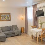 Семейный (Семейный номер с двуспальной кроватью и раскладным двуспальным диваном), Арт-отель Скворечник