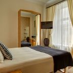 Классический номер с видом на Караванную улицу