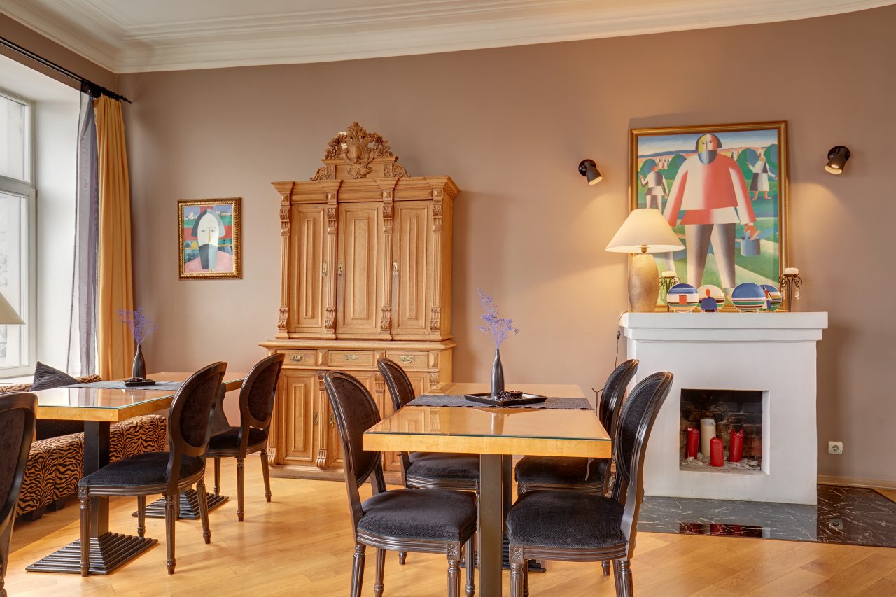 Видовая гостиная с камином и роялем