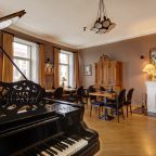 Видовая гостиная с камином и роялем