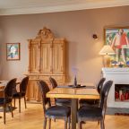 Видовая гостиная с камином и роялем