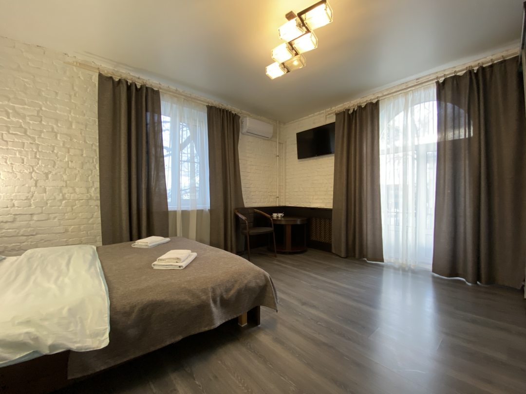 Двухместный (Двухместный номер Делюкс с 1 кроватью и душем и балконом (3)) мини-отеля Счастливый случай, Псков