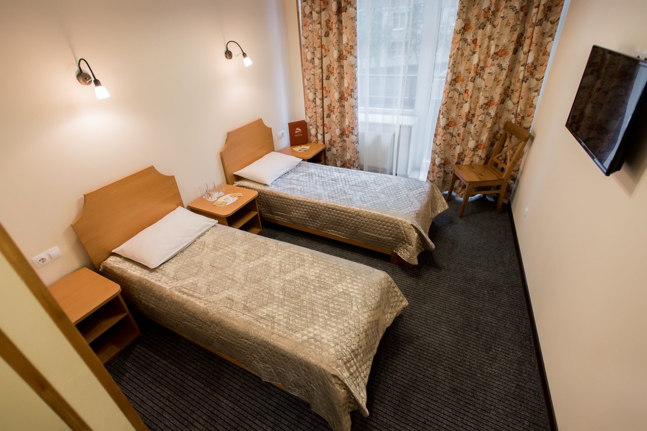 Номер для двоих с двумя односпальными кроватями