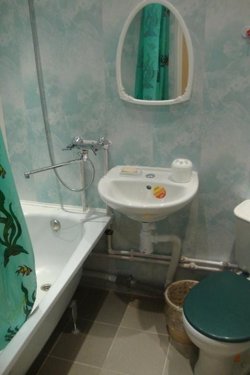 Четырехместный (Четырехместный номер с общей ванной комнатой) мини-отеля Бор, Берёзовик