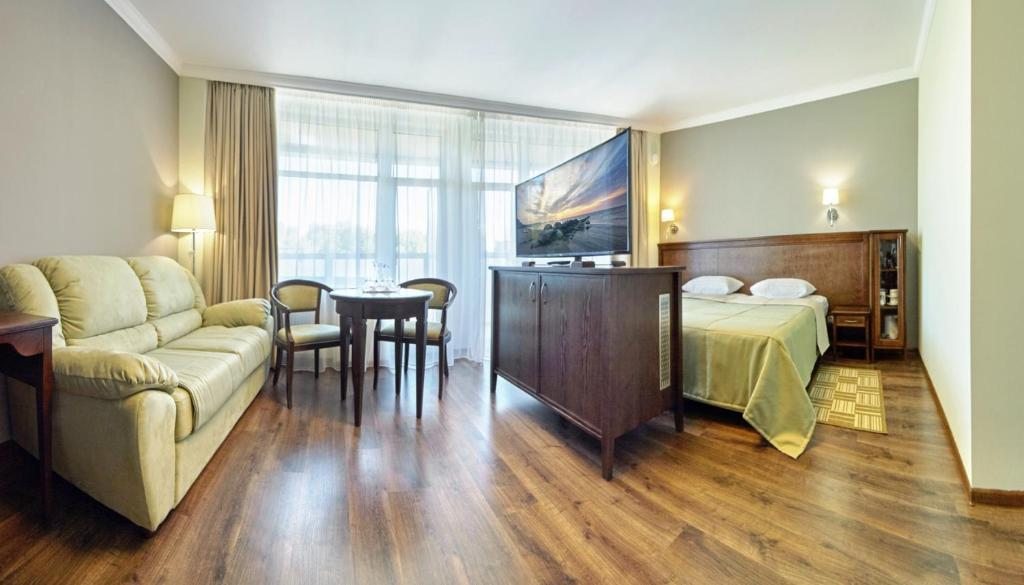 Двухместный (Улучшенный двухместный номер с 1 кроватью: лечение включено) отеля Янтарь, Светлогорск