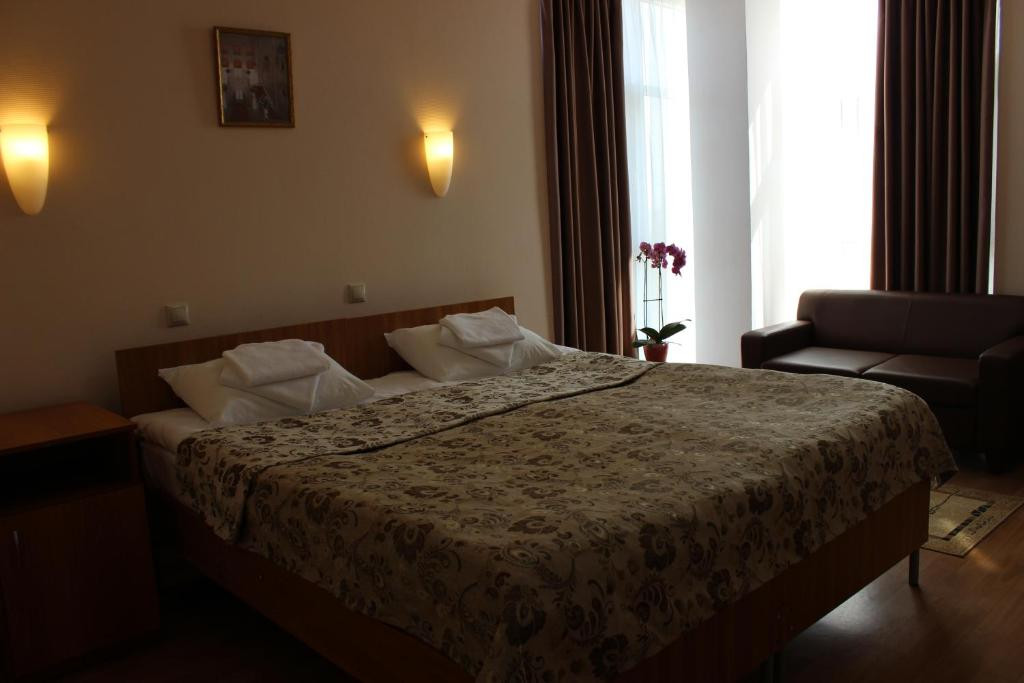 Номер с двуспальной кроватью в гостинице Академическая, Калининград. Гостиница Академическая