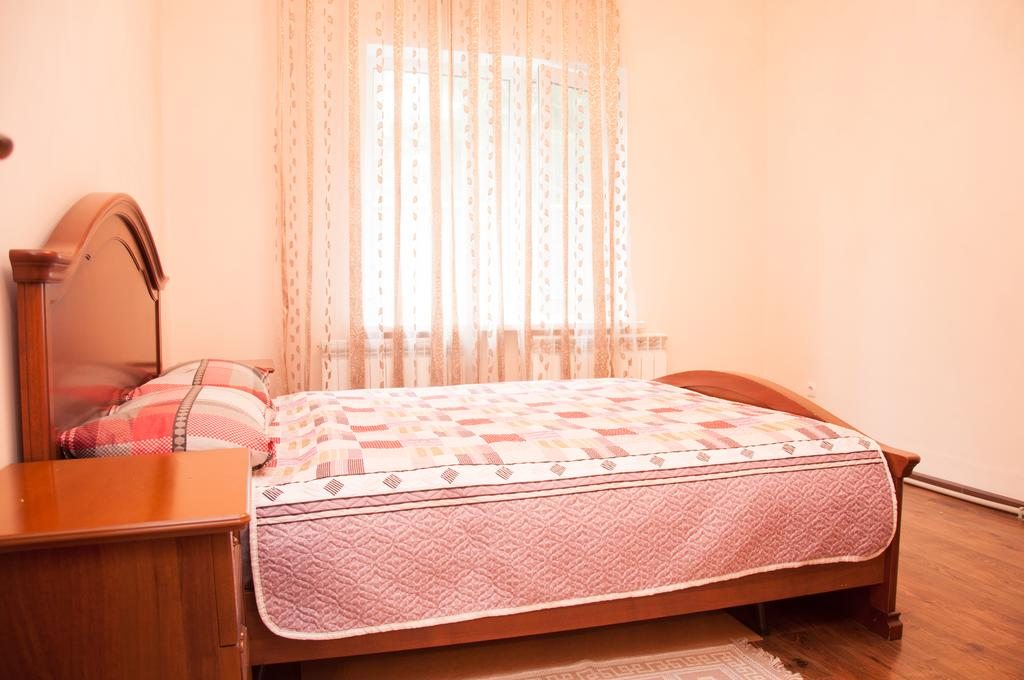 Двухместный (Двухместный номер с двуспальной кроватью и дополнительной кроватью) хостела Almaty Backpackers, Алматы