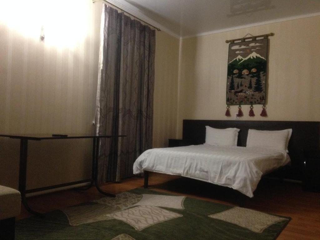 Двухместный (Классический двухместный номер с 1 кроватью и душем) хостела Almaty Five Seasons, Алматы
