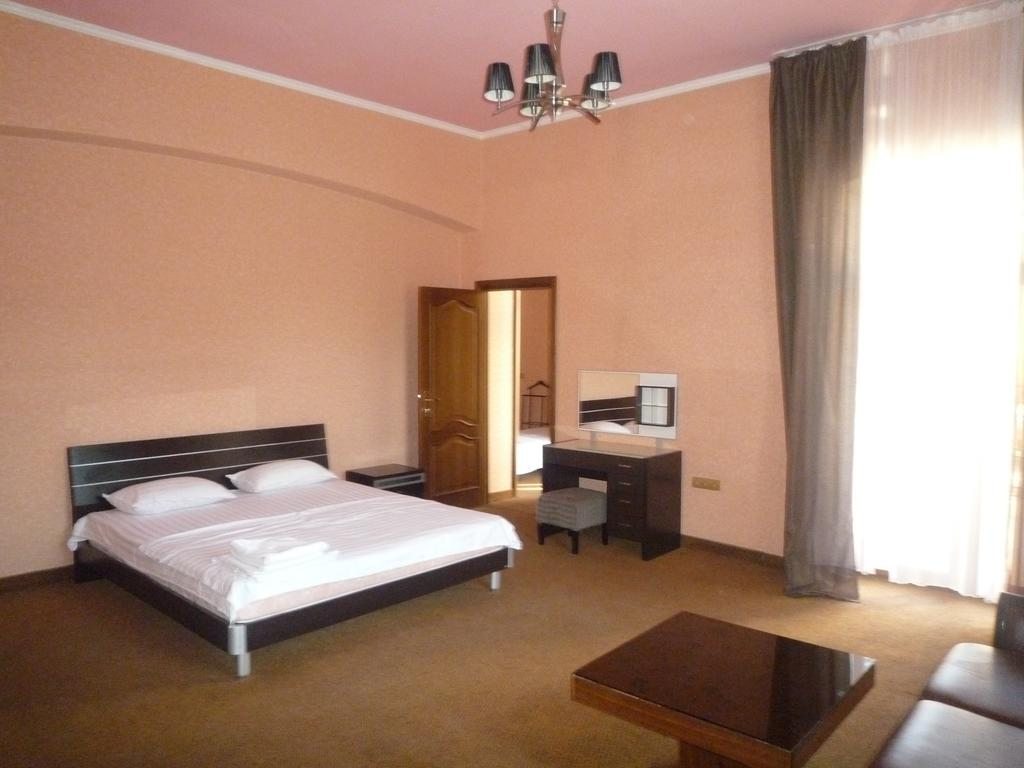 Двухместный (Двухместный номер Делюкс с 1 кроватью и балконом) отеля Алматы Сапар