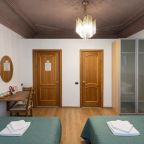 Четырехместный (Улучшенный комфорт с балконом), Гостевые комнаты и апартаменты Пио на Моховой