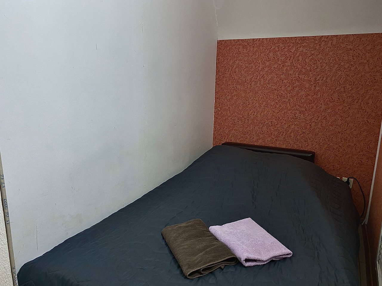 Двухместный (Мини-комната с двуспальной кроватью на цокольном этаже с общими удобствами (без окна)) отеля Rest Home, Нижний Новгород