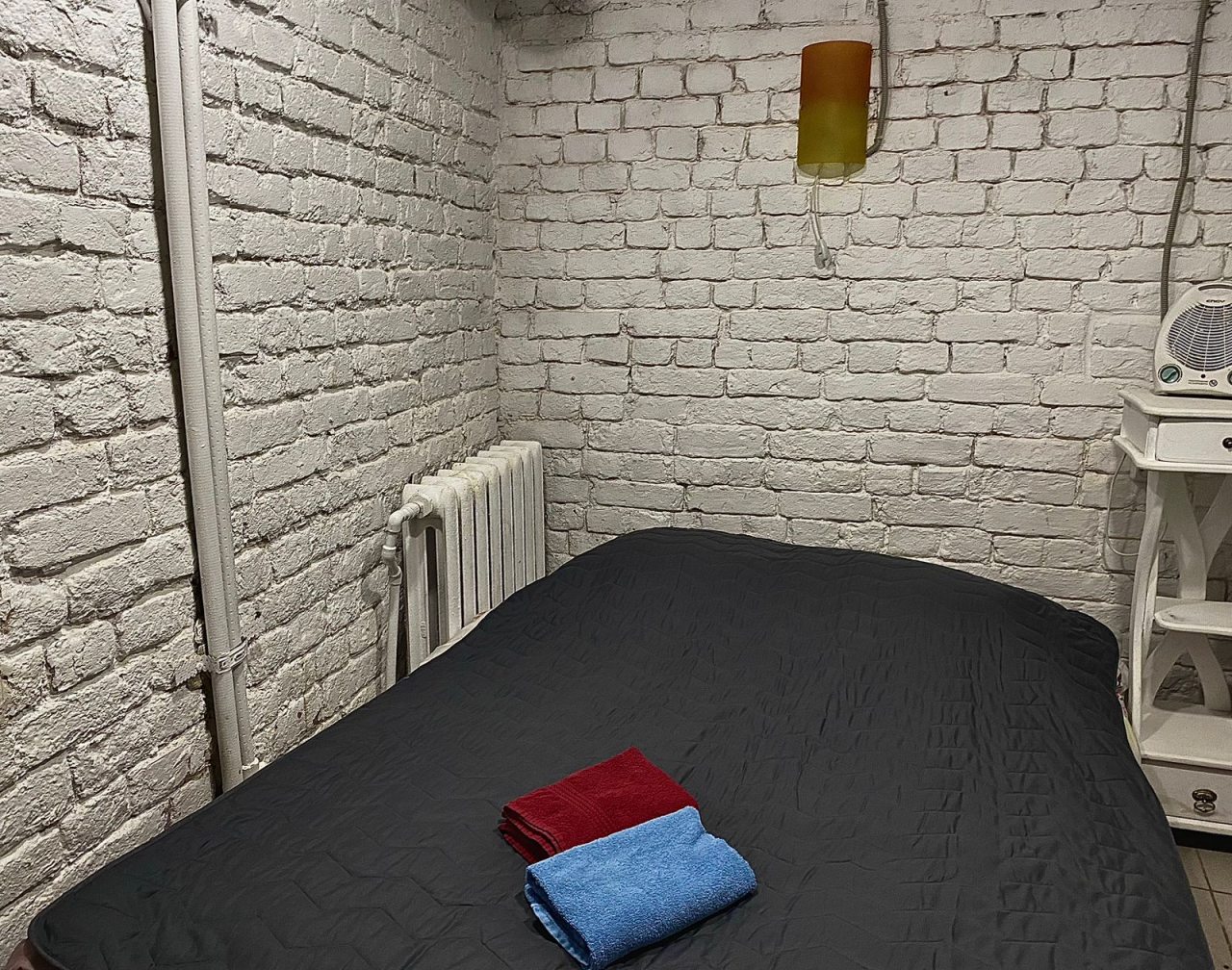 Двухместный (Мини-комната с двуспальной кроватью на цокольном этаже с общими ужобствами (с окном)) отеля Rest Home, Нижний Новгород