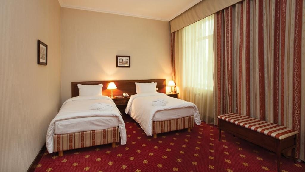 Двухместный (Улучшенный двухместный номер с 2 отдельными кроватями) отеля Grand Tien Shan, Алматы