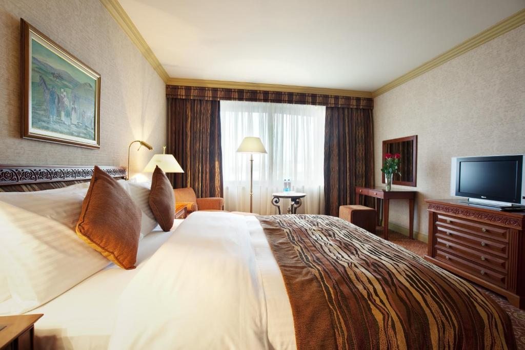 Двухместный (Классический номер с кроватью размера «king-size» и правом посещения лаунджа) отеля InterContinental Almaty, Алматы