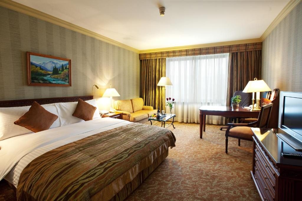 Трехместный (Классический номер с кроватью размера «king-size» и доступом в лаундж — для курящих) отеля InterContinental Almaty, Алматы