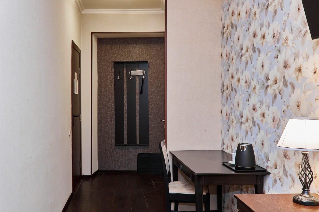 Уютный одноместный номер с лаконичным интерьером в спокойных