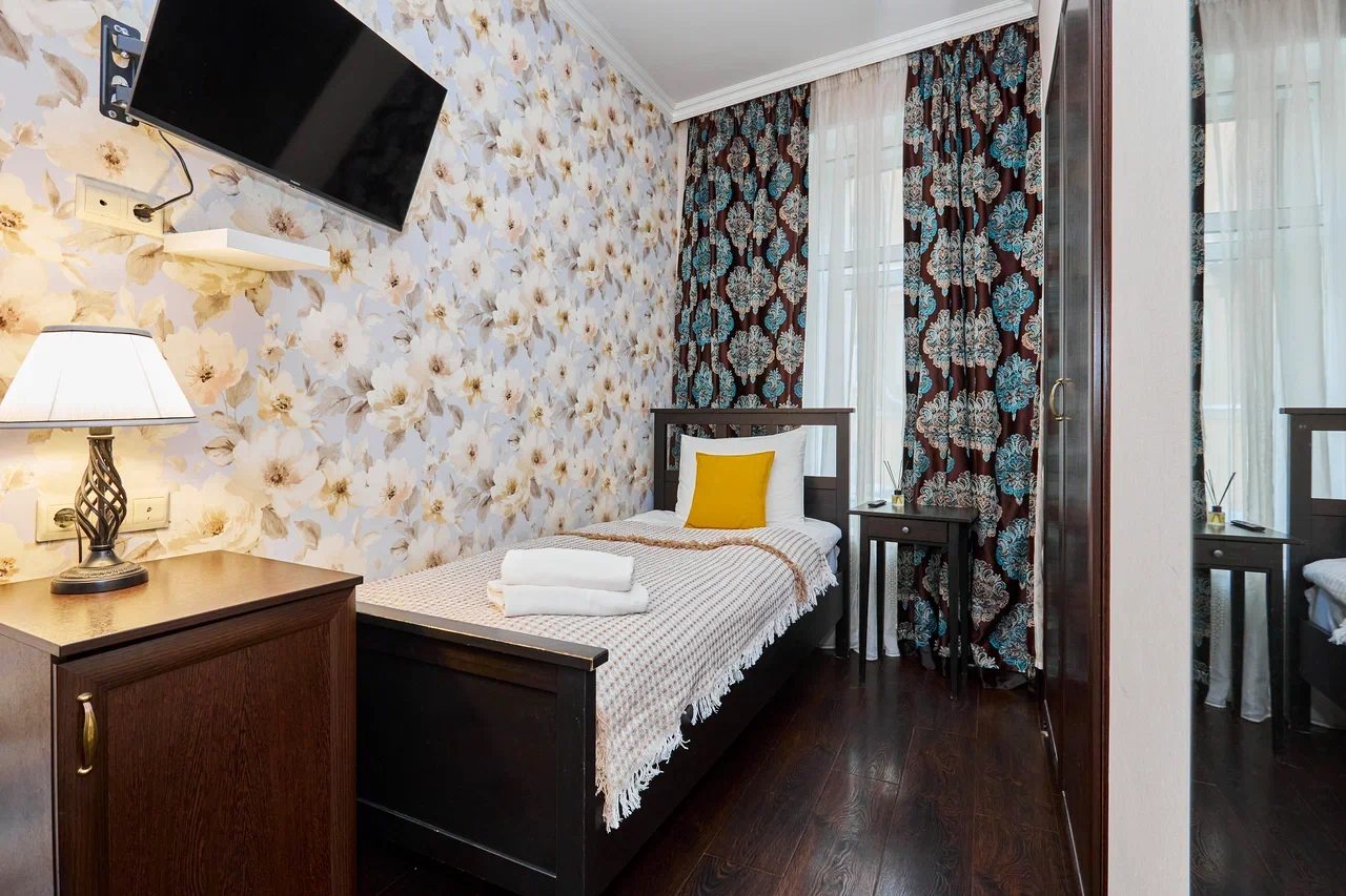 Уютный одноместный номер с лаконичным интерьером в спокойных