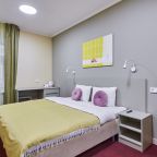 Современный номер с комфортной двуспальной кроватью