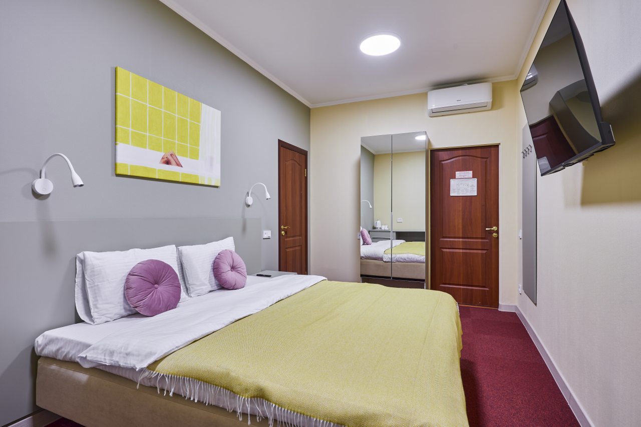 Современный номер с комфортной двуспальной кроватью