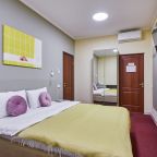 Современный номер с комфортной двуспальной кроватью