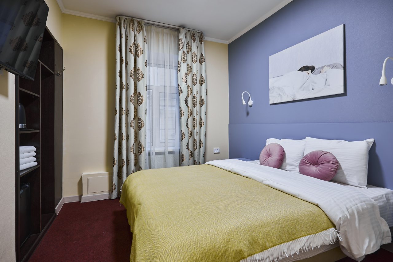 Современный номер с комфортной двуспальной кроватью