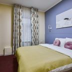 Современный номер с комфортной двуспальной кроватью