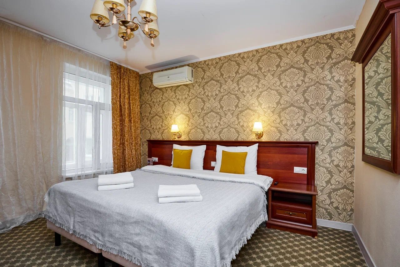 Современный номер с комфортной двуспальной кроватью