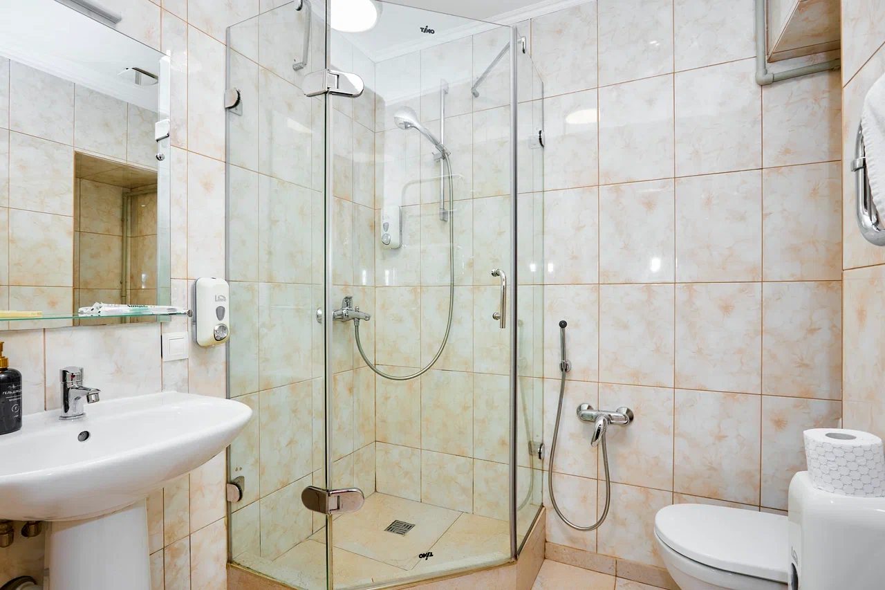 Современный номер с комфортной двуспальной кроватью