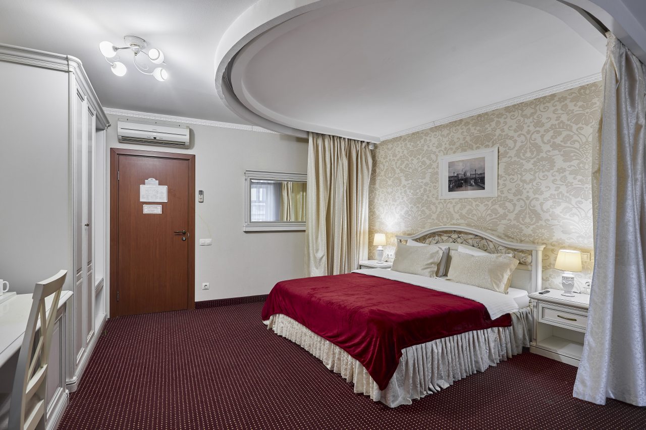 De Luxe (Делюкс), Гостиница Отельбург Московский вокзал