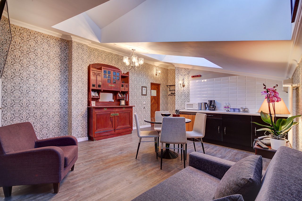 Апартаменты (Семейный номер с двухместной спальней и гостиной, мансардный этаж), Отель Пушка Инн