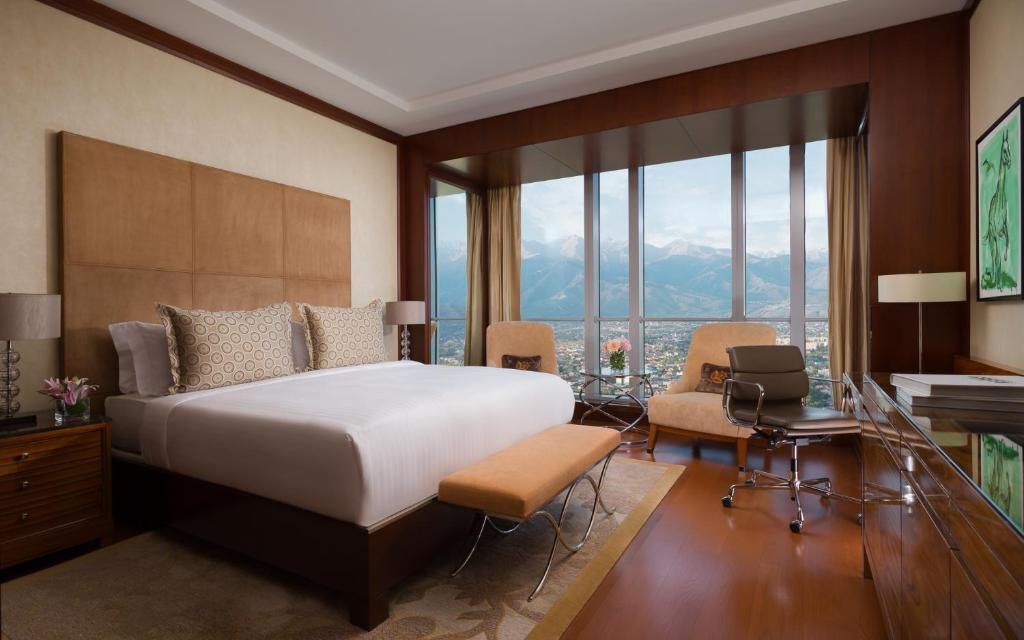 Двухместный (Номер «Делюкс» с 1 кроватью размера «king-size» - Вид на город и горы) отеля Ritz-Carlton, Алматы
