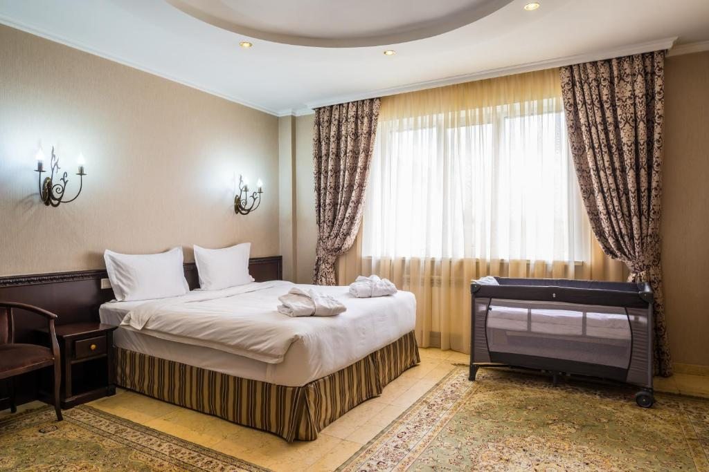 Двухместный (Улучшенный двухместный номер с 1 кроватью) отеля Royal Petrol, Алматы