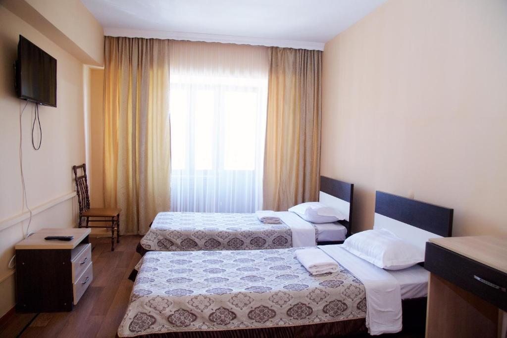 Двухместный (Двухместный номер эконом-класса с 2 отдельными кроватями и общей ванной комнатой) отеля Аксункар, Алматы