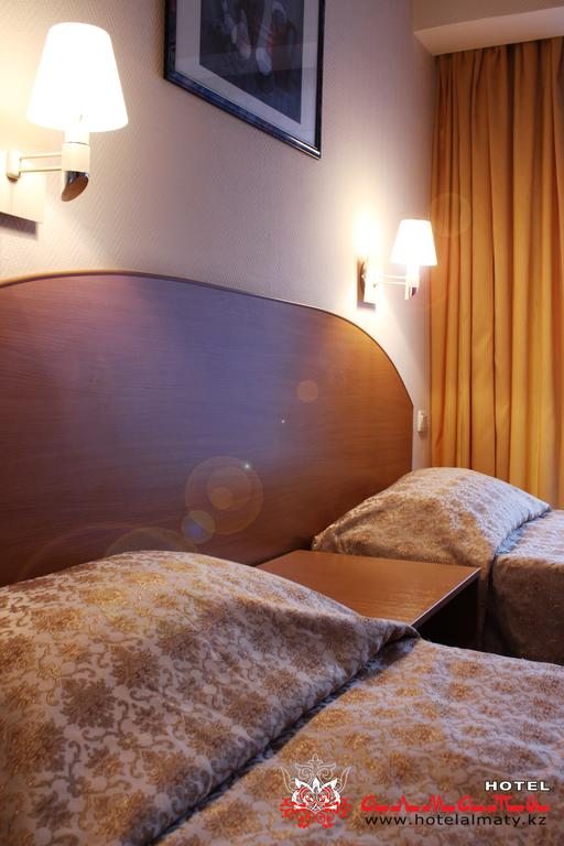 Двухместный (Двухместный номер эконом-класса с 2 отдельными кроватями) отеля Алматы на Кабанбай Батыра