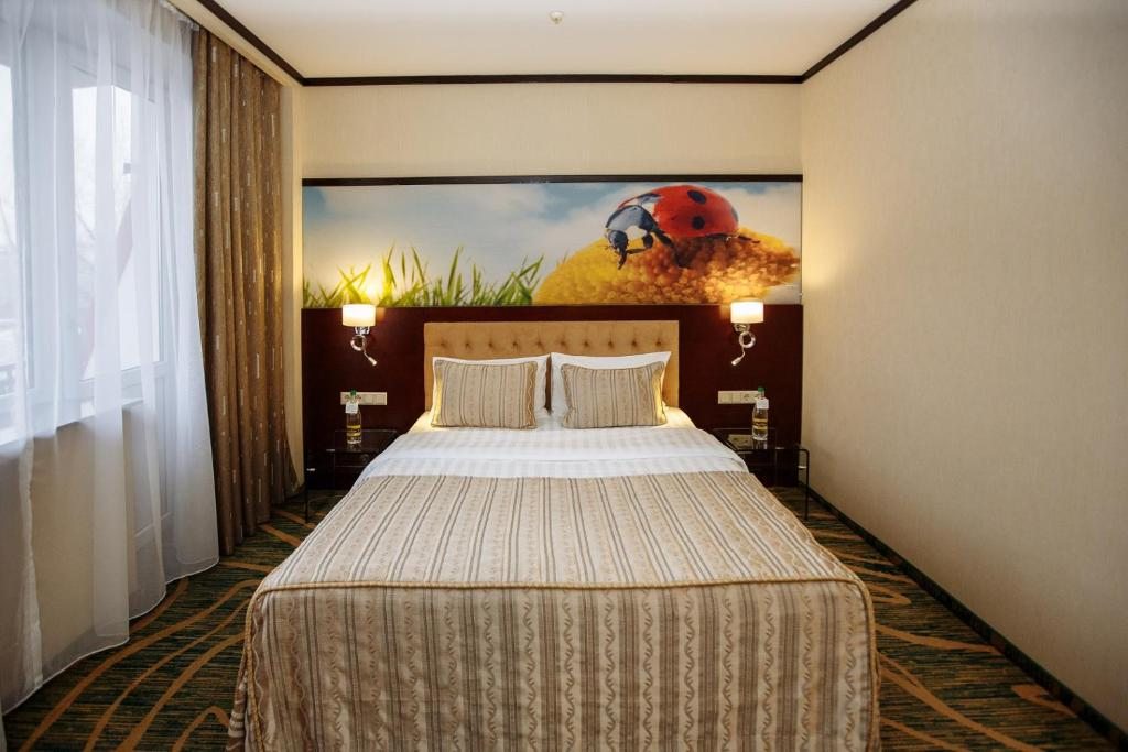 Двухместный (Стандартный номер с кроватью размера «king-size») отеля Казжол Алматы