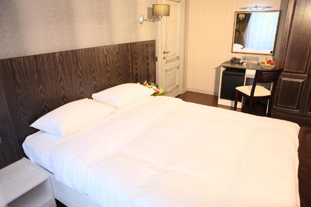 Двухместный (Двухместный номер эконом-класса с 1 кроватью и общей ванной комнатой) отеля Д'Рами, Алматы