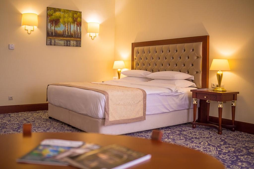 Двухместный (Улучшенный двухместный номер с 1 кроватью или 2 отдельными кроватями) отеля Рамада Алматы