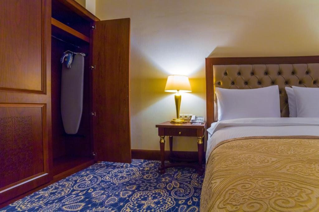 Сьюит (Люкс бизнес-класса с кроватью размера «king-size») отеля Рамада Алматы