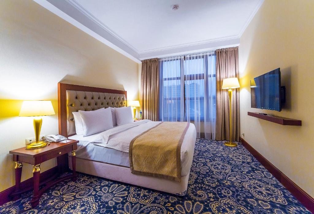Сьюит (Люкс с кроватью размера «king-size») отеля Рамада Алматы